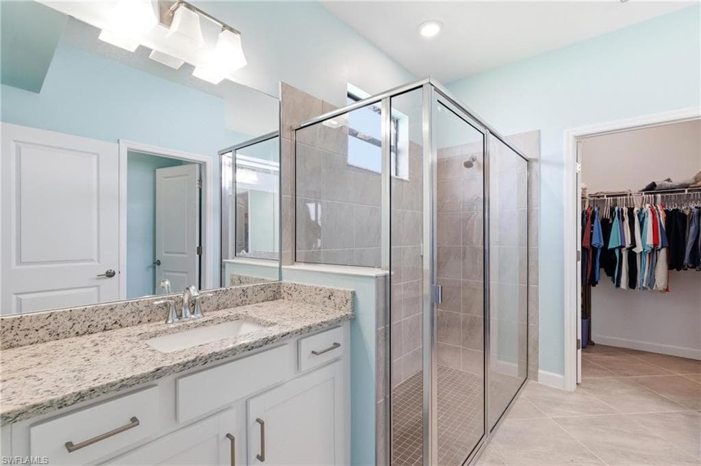 dual sinks, large tiled shower