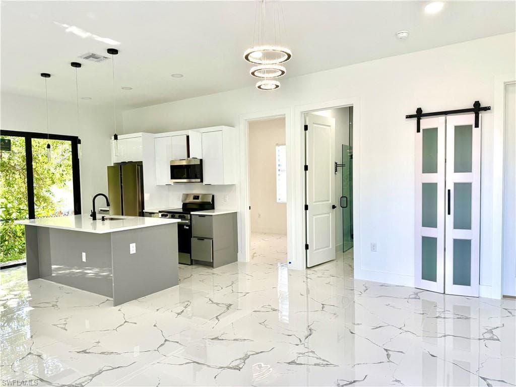 914 Sunrise BLVD photo 7 of 17