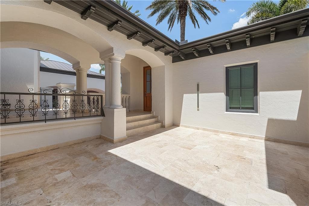 Front courtyard with endless usages. Children's play area, teenager's hangout or simply another outside entertaining area.