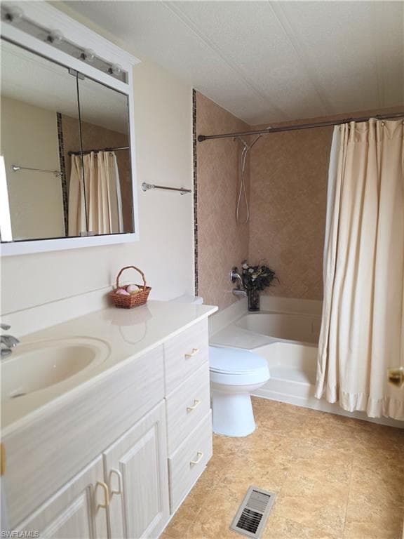 Full bath with vanity and shower / tub combo