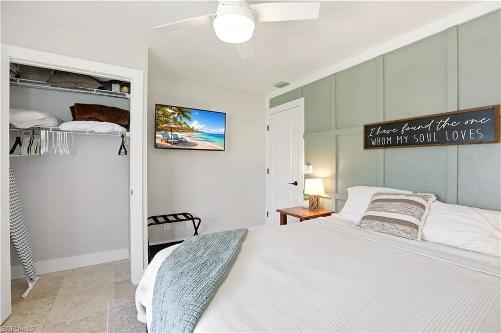 Queen Bed/ Feature Wall/ Smart TV