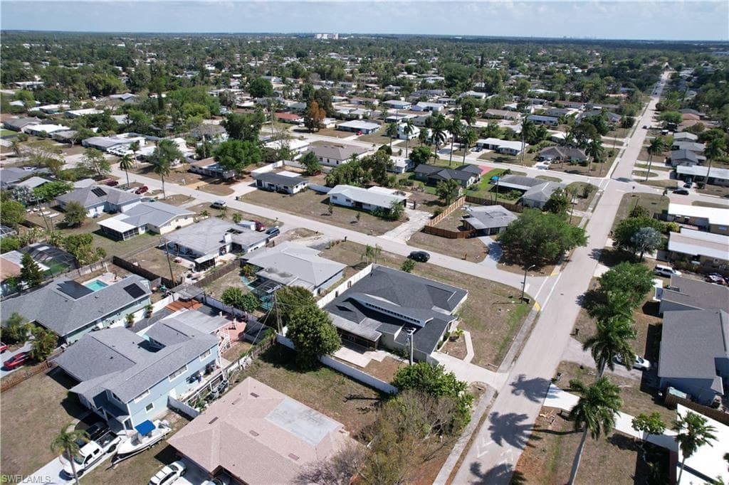 Aerial view of surrounding neighborhood and location