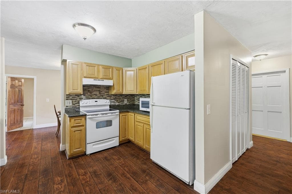 5681 Bur Oaks LN photo 17 of 27