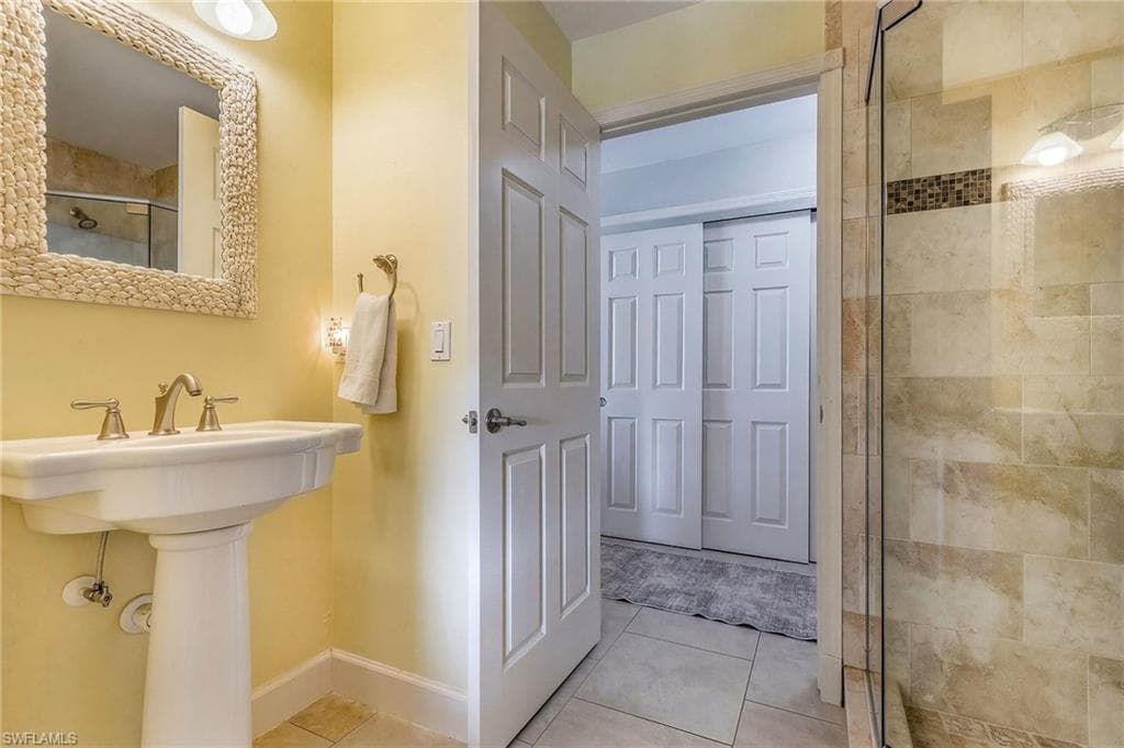7655 Myrsine CIR photo 13 of 32
