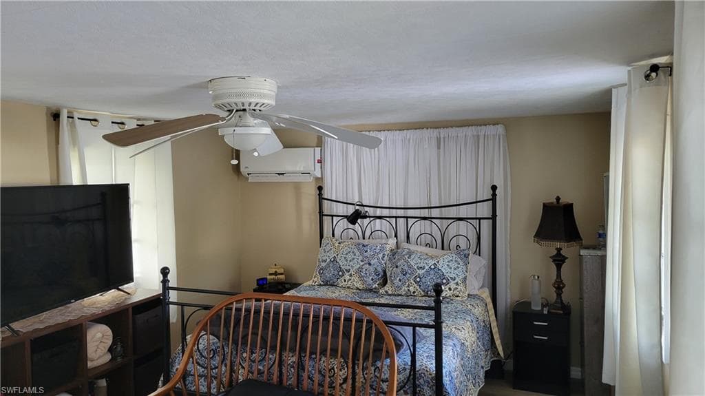2nd bedroom with queen bed.
