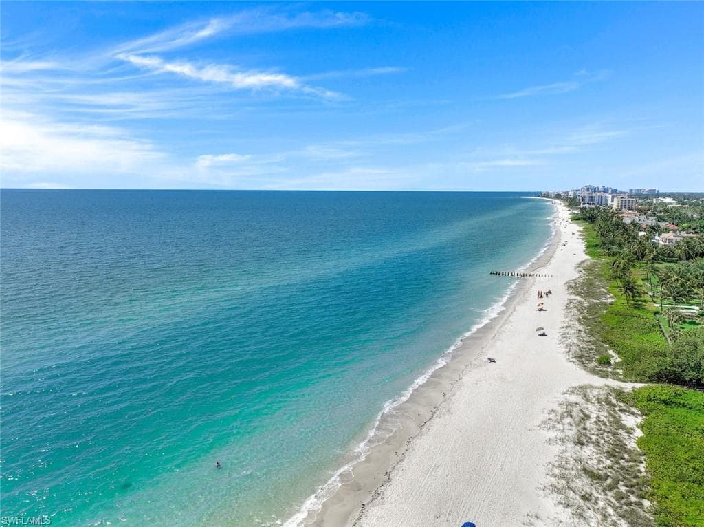 Nearby Naples Beach – Enjoy the pristine white sand and sparkling turquoise waters just minutes from your doorstep. This prime location offers easy access to the Gulf of Mexico, where you can relax, swim, and take in breathtaking sunsets year-round.
