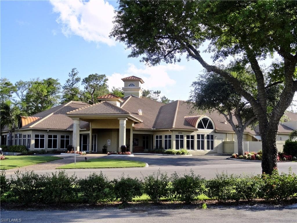 Clubhouse with pro shop and dining facilities.