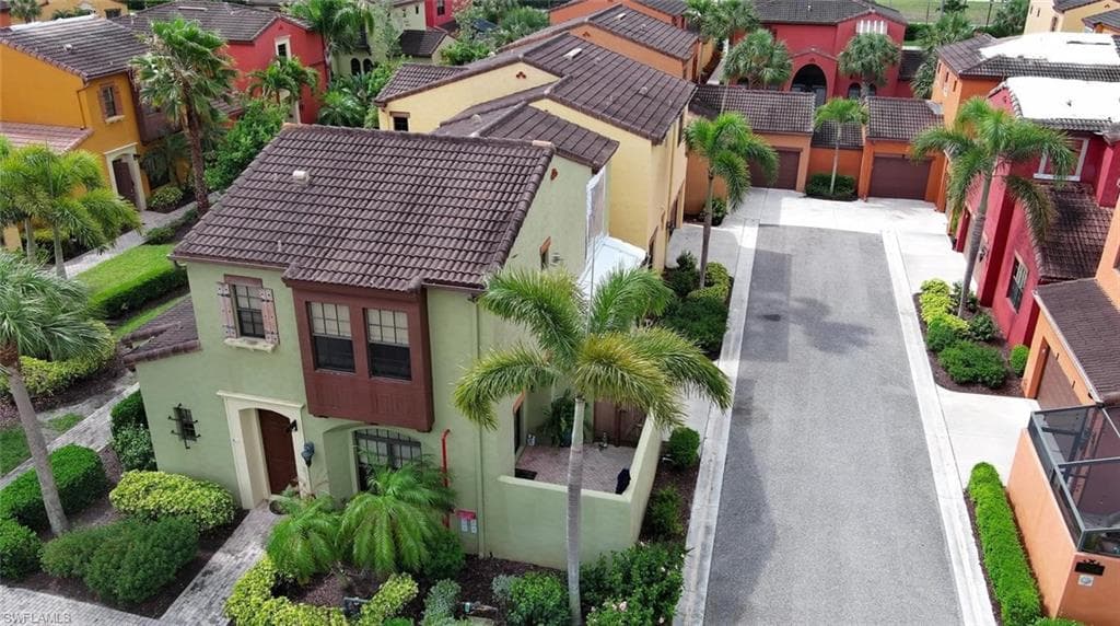 This beautiful end-unit casita has an attached 2-car garage.