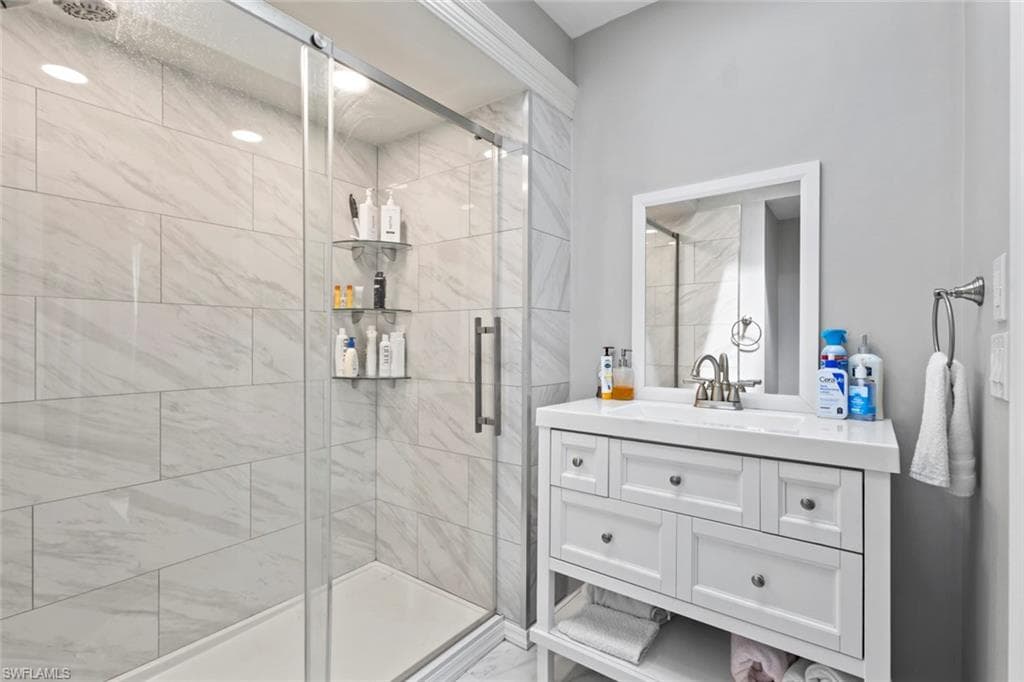Bedroom 2's ensuite bathroom