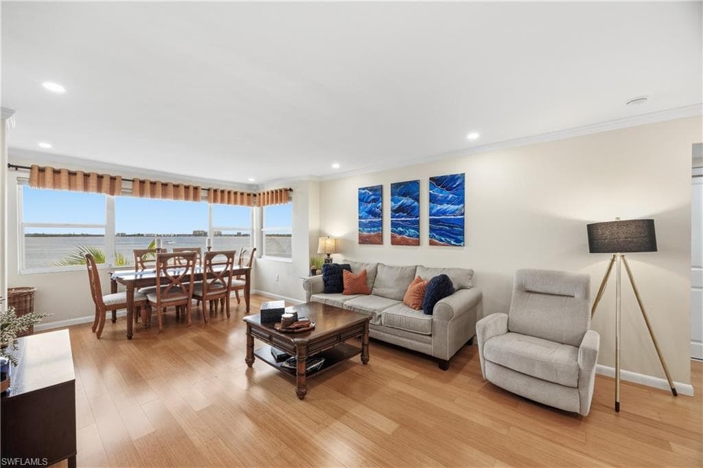 1900 Clifford ST 301 photo 6 of 46