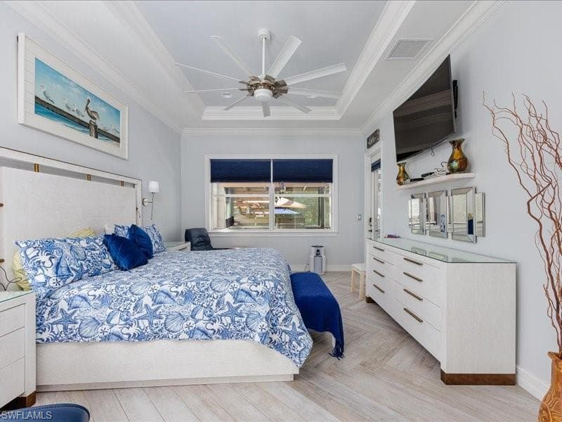 Tray ceiling with crown molding and a ceiling fan