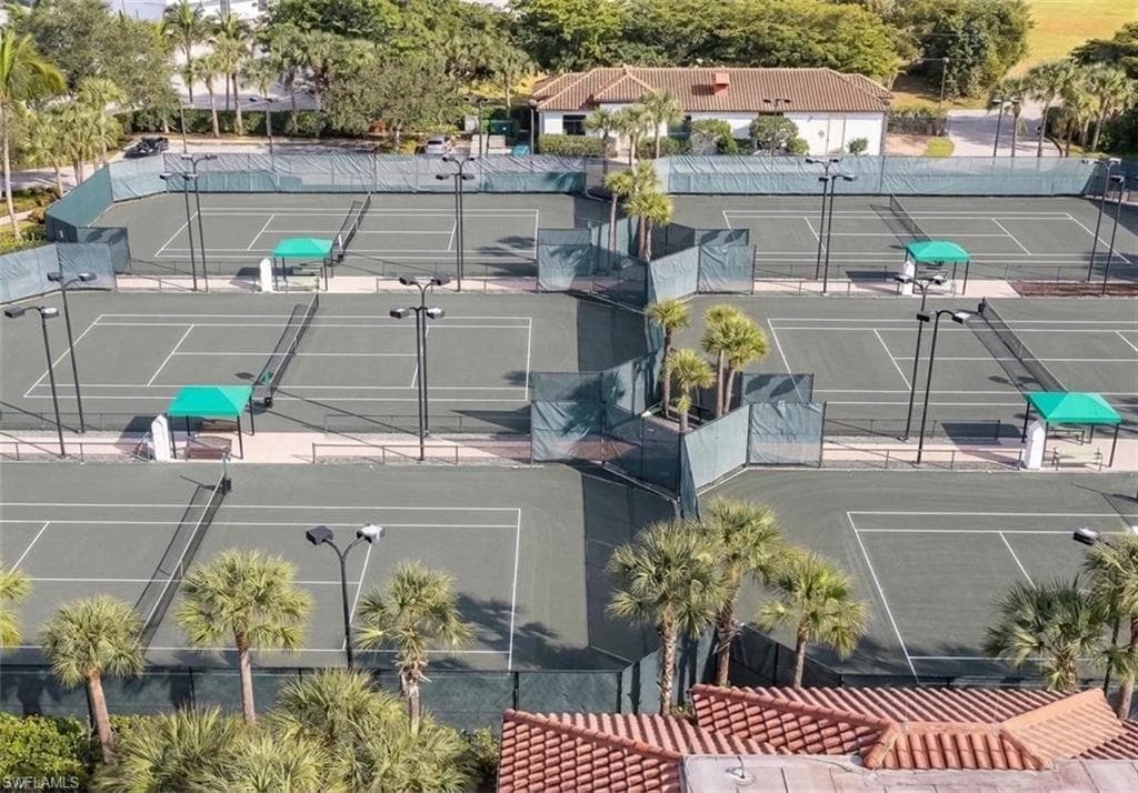 6 Har-Tru tennis courts with onsite pro