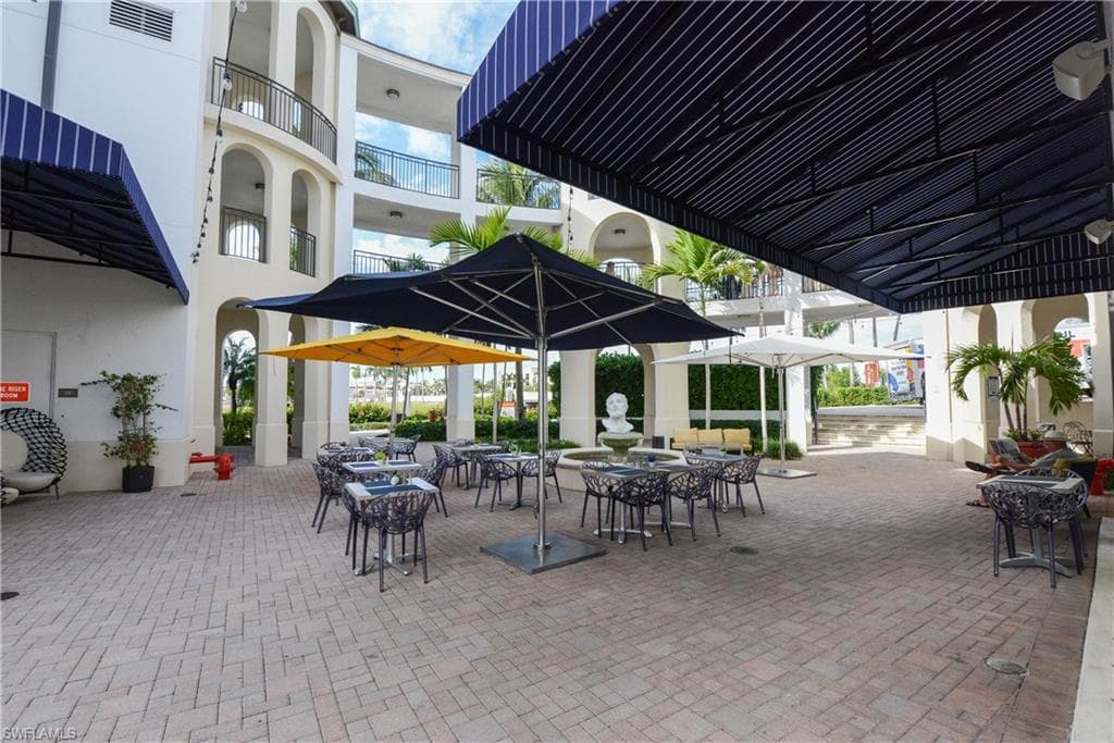 Dine marina-side at Cafe on The Bay