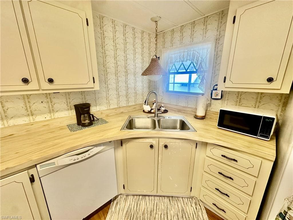 16037 Citron WAY photo 6 of 33