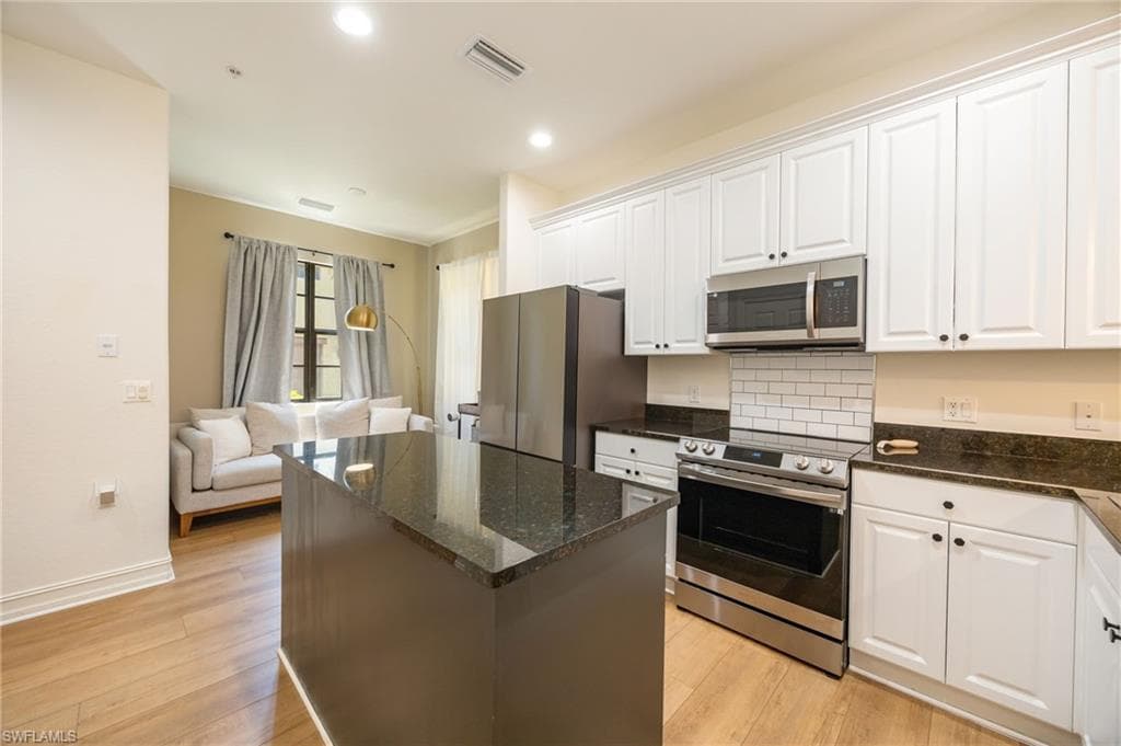 KITCHEN WITH SEATING AREA