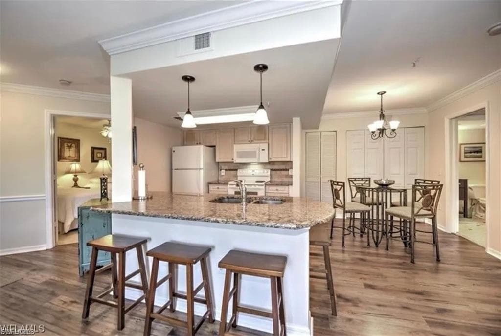Beautiful Kitchen & 5 O'CLock Somewhere Bar!