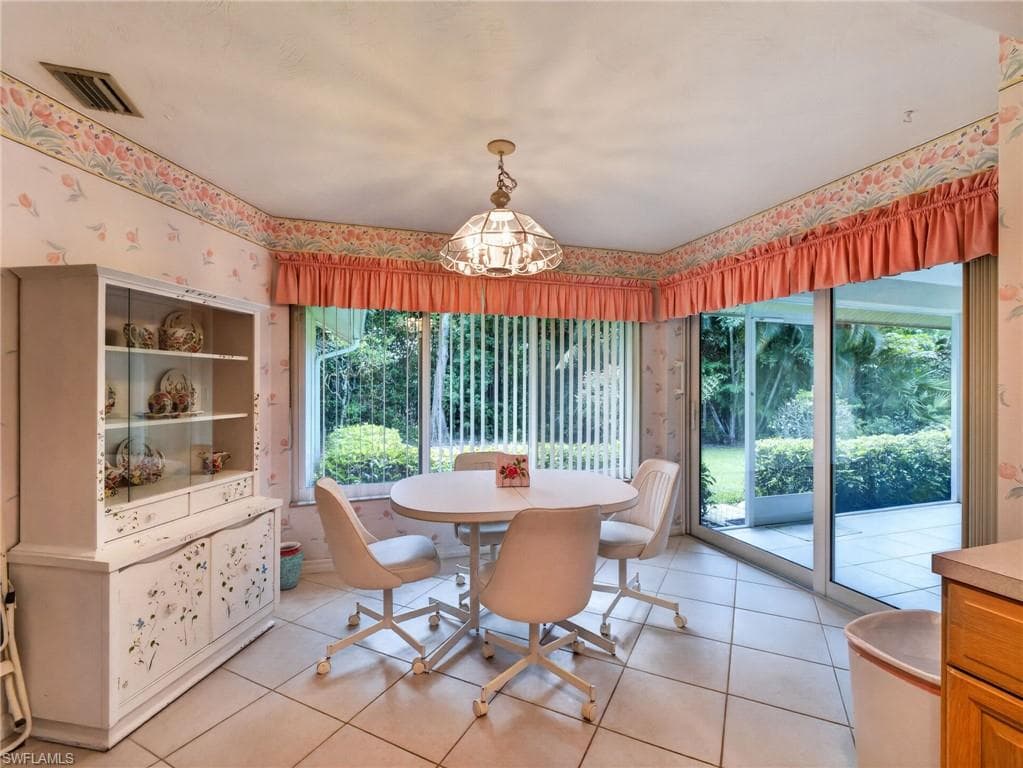 KITCHEN DINING AREA