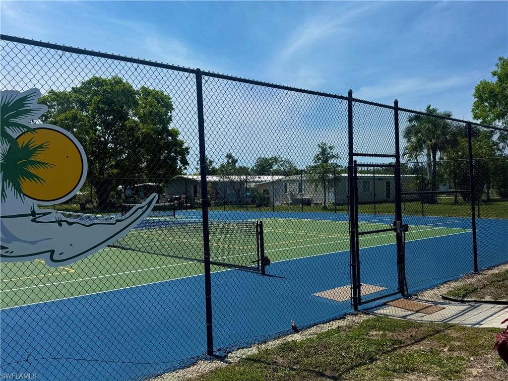 Pickleball/Tennis Courts