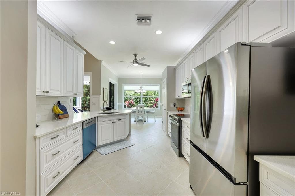 16221 Parque LN photo 9 of 20
