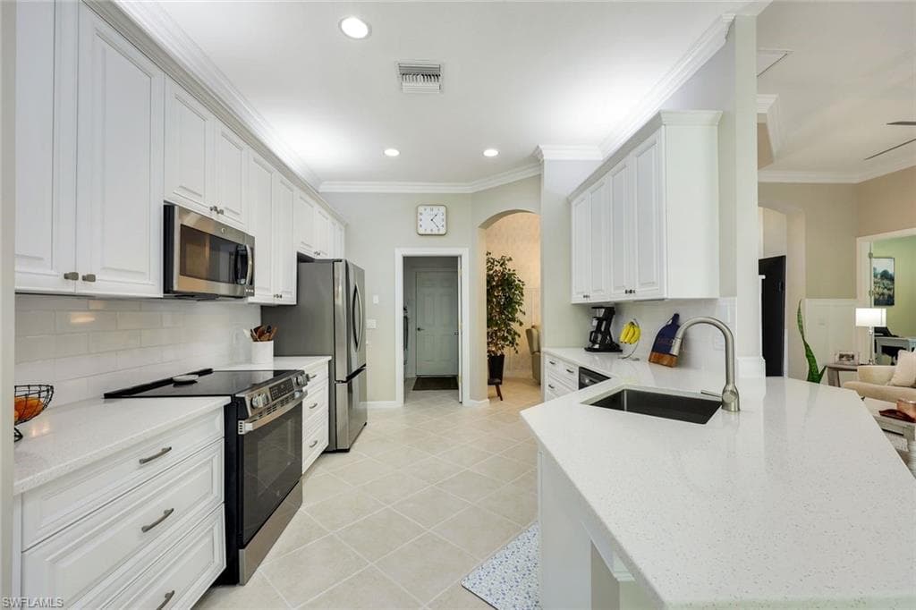 16221 Parque LN photo 8 of 20