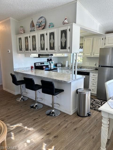 LOVELY COUNTER BASE WITH STOOLS.