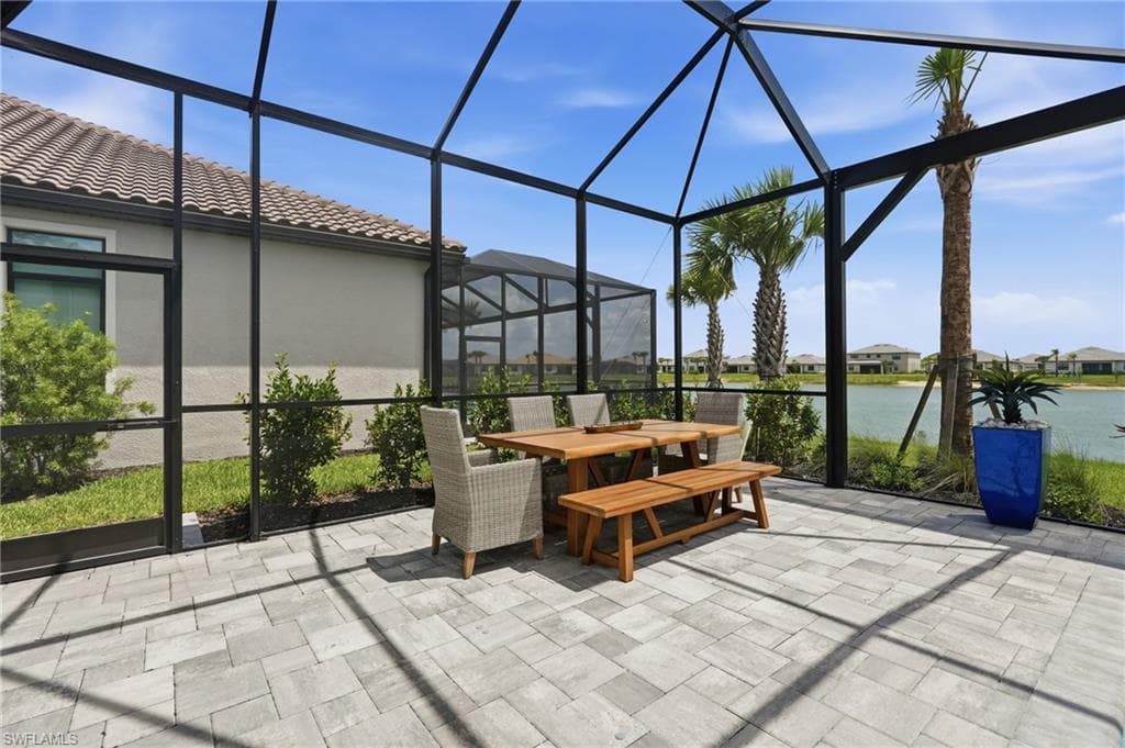 Expansive Pool Deck & Outdoor Dining Area Poolside
