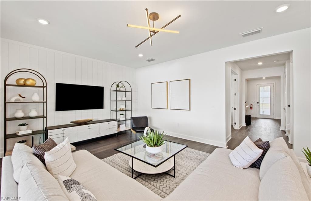 Interior photos are of a staged model home. Illustration purposes only. Options may vary.