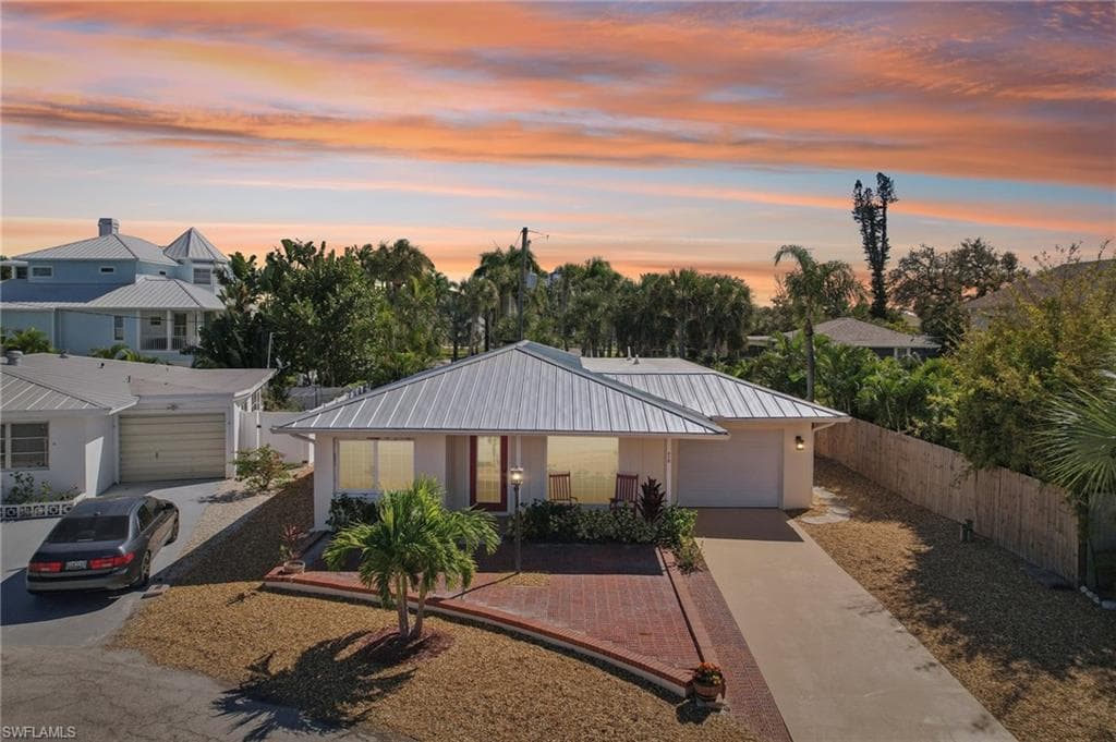 210 Hibiscus DR photo 1 of 31