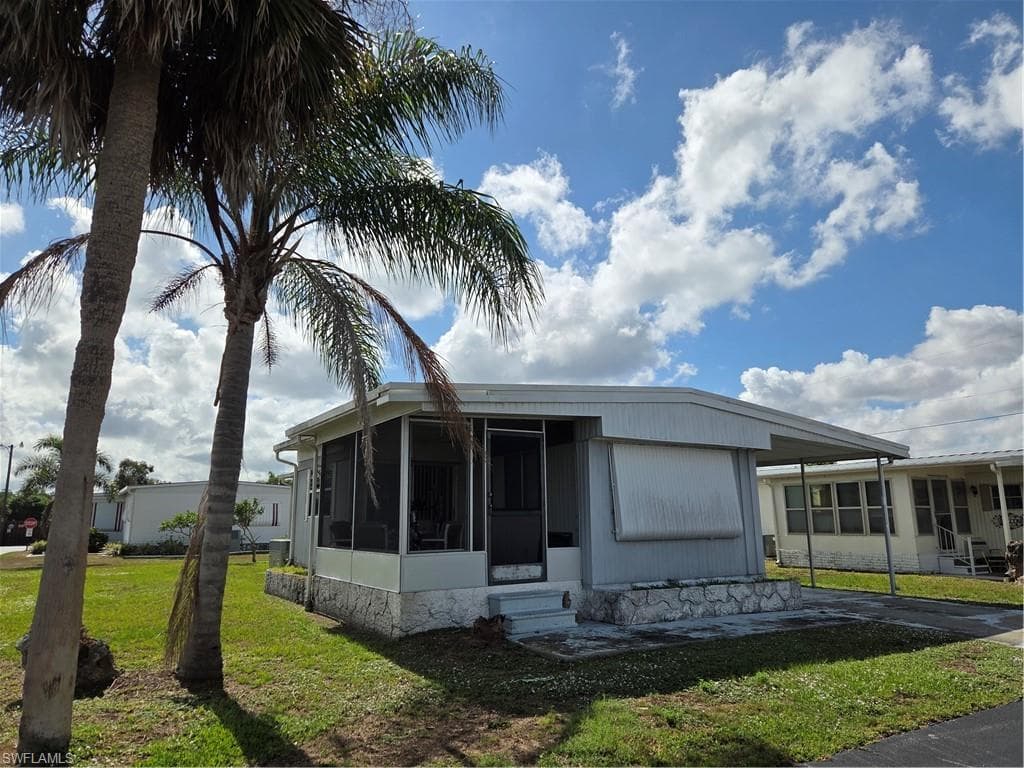 Ideally located on a corner lot! On your land on this little footprint in paradise!