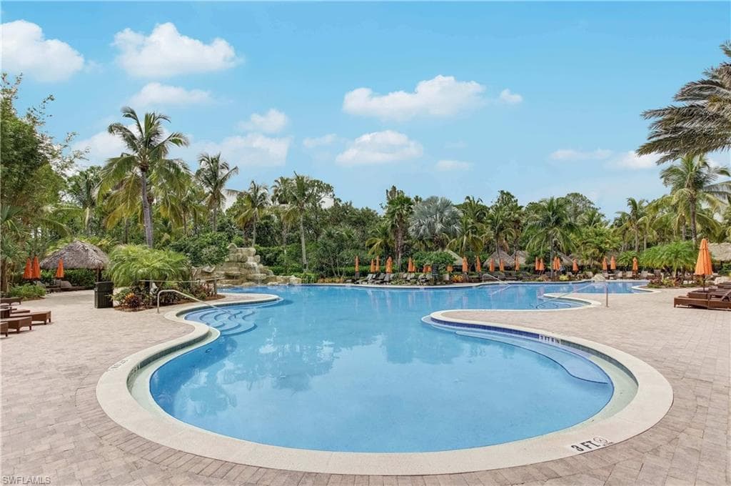 Resort-style pool with a curvilinear design and integrated steps