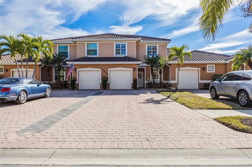 Townhome Condo with attached garage and LONG driveway! fits 6 cars!