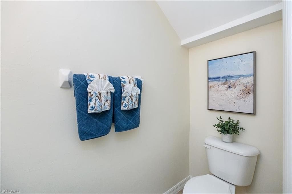Guest 1/2 bath