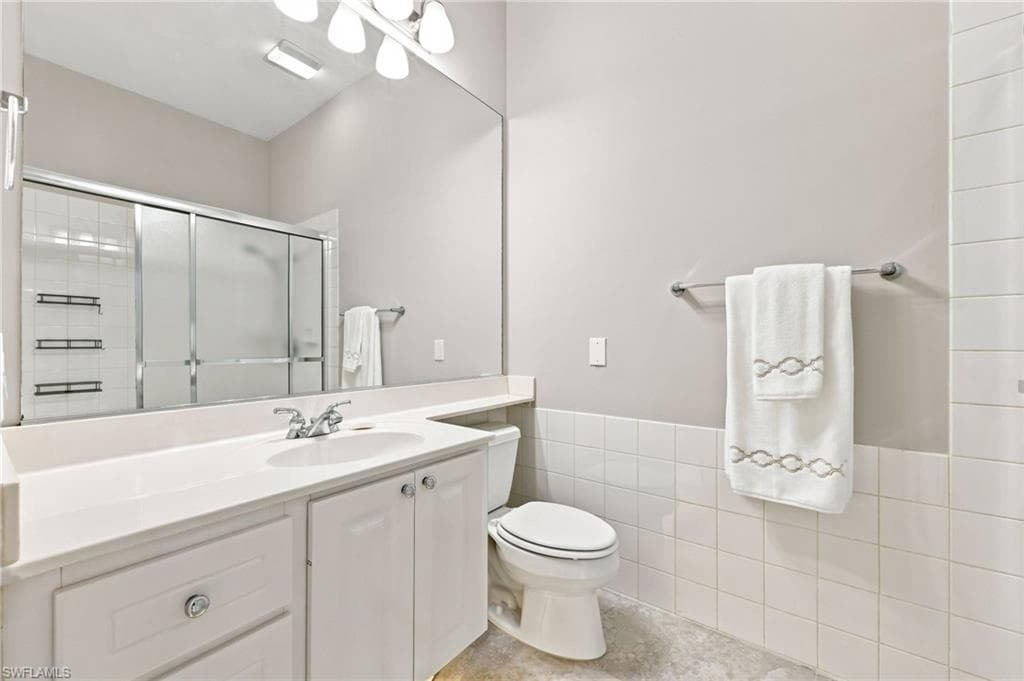 Additonal half Bathroom in the Master Bathroom
