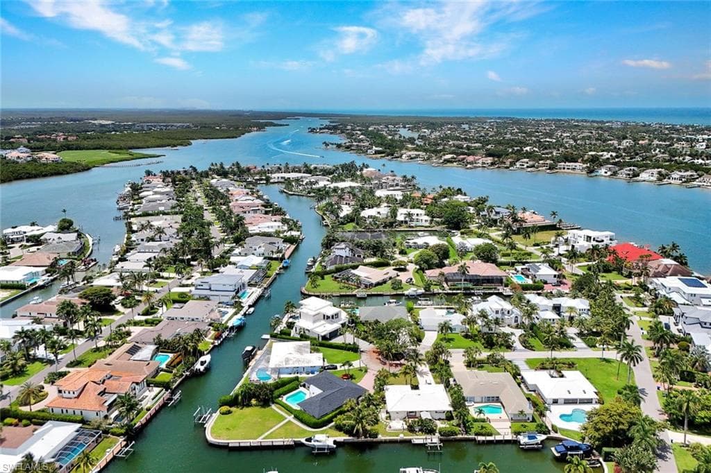 Quick access to NAPLES BAY - Just 4 blocks