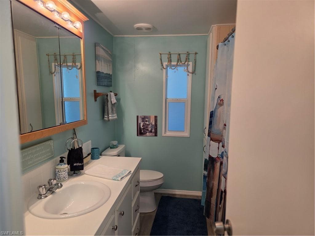 Guest bathroom with tub/shower combination