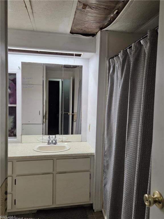 Hall Bathroom with tub/shower combination.