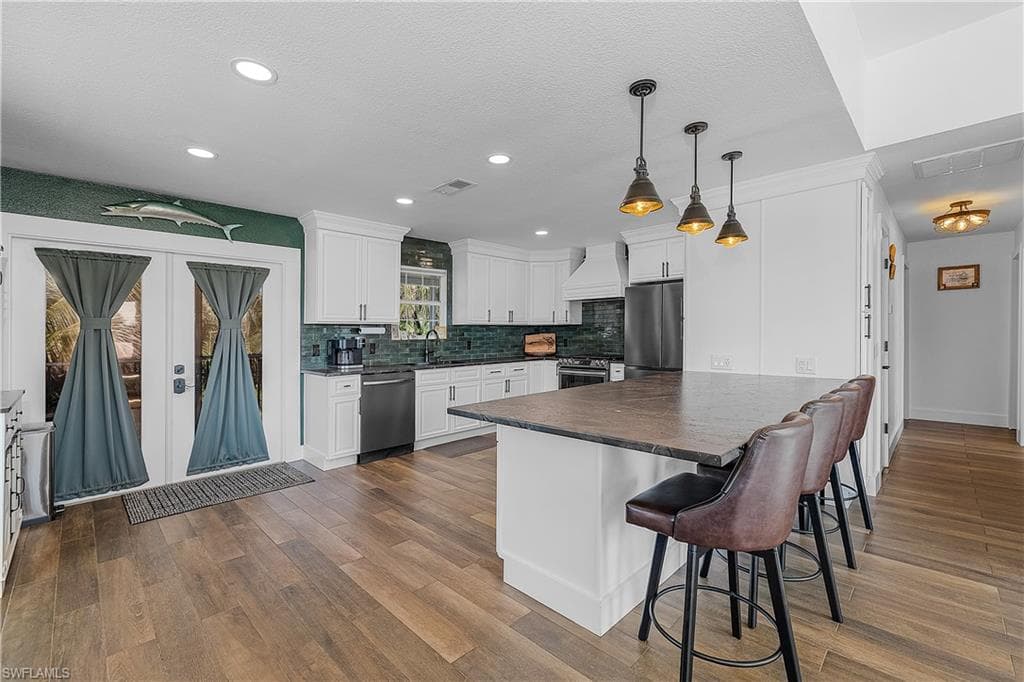 2551 Tamarind ST photo 2 of 31