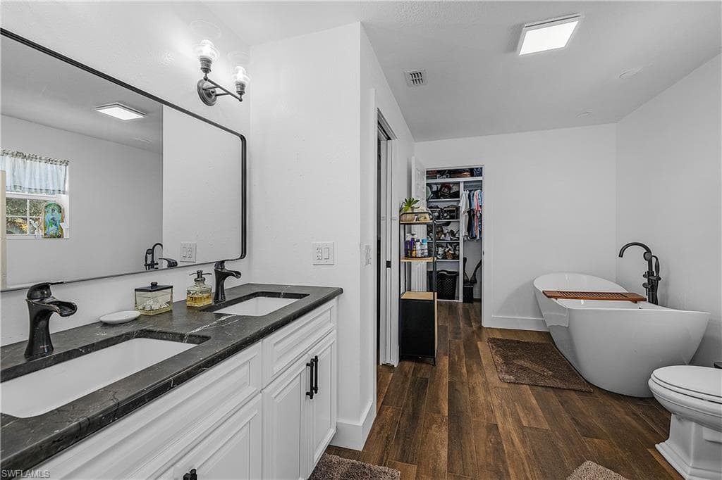 2551 Tamarind ST photo 16 of 31