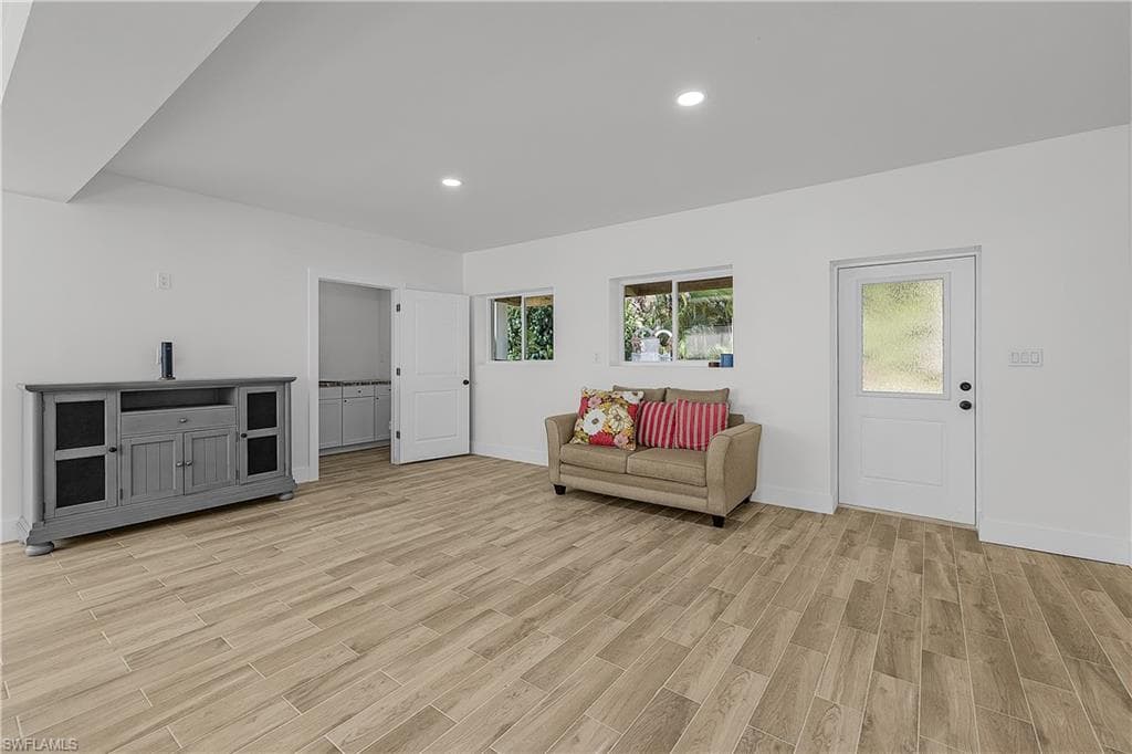 2551 Tamarind ST photo 22 of 31