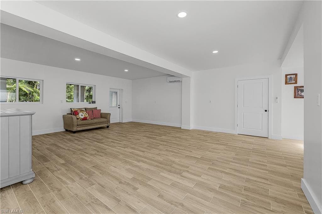 2551 Tamarind ST photo 20 of 31