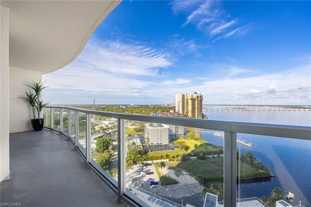 Sweeping views of the River & City