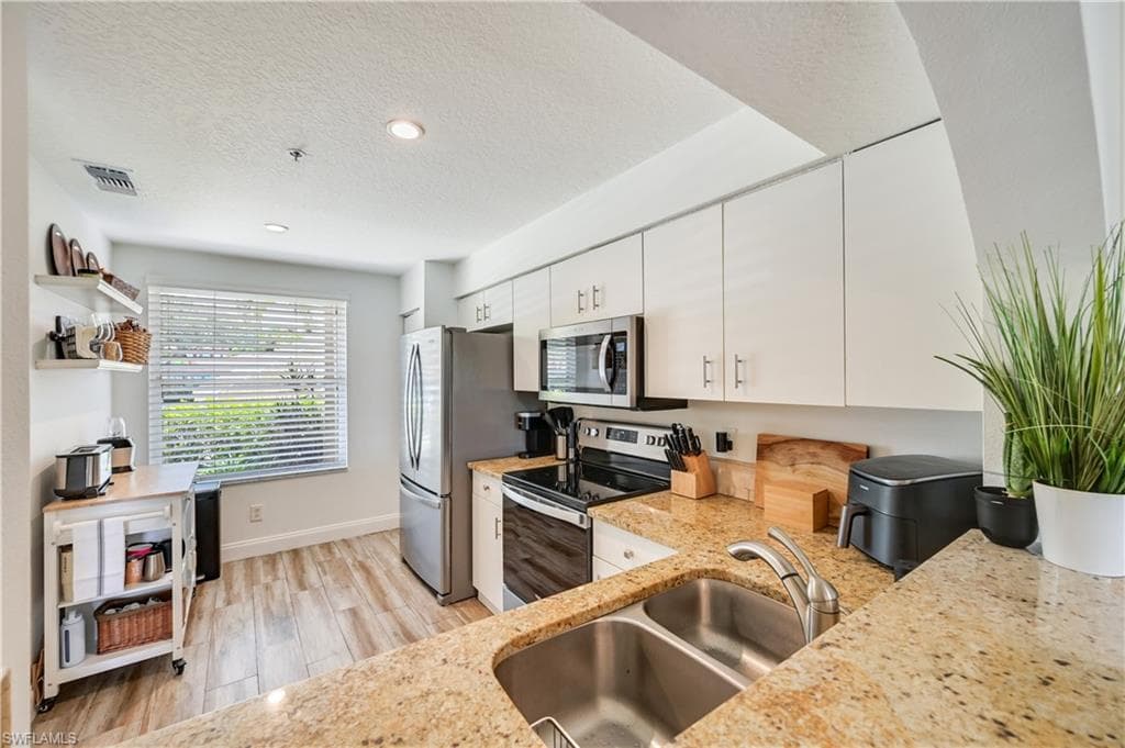 6650 Huntington Lakes CIR 102 photo 10 of 19