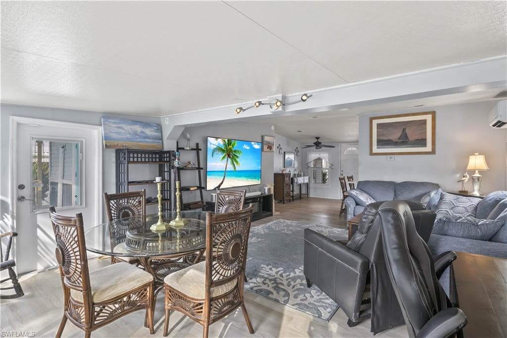 Flexible Den or Dining Area