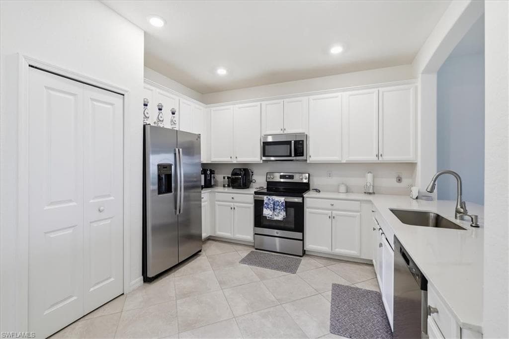 2636 Vine AVE photo 4 of 35