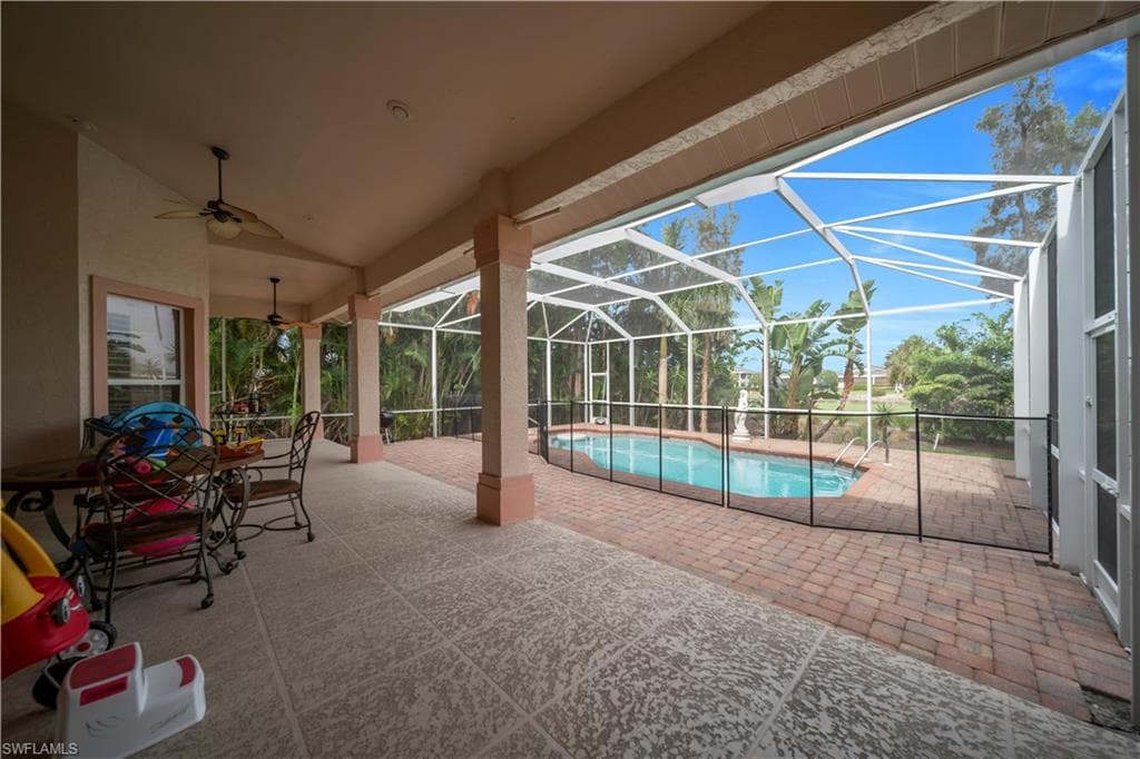 Large covered/screened lania with ceiling 2 fans