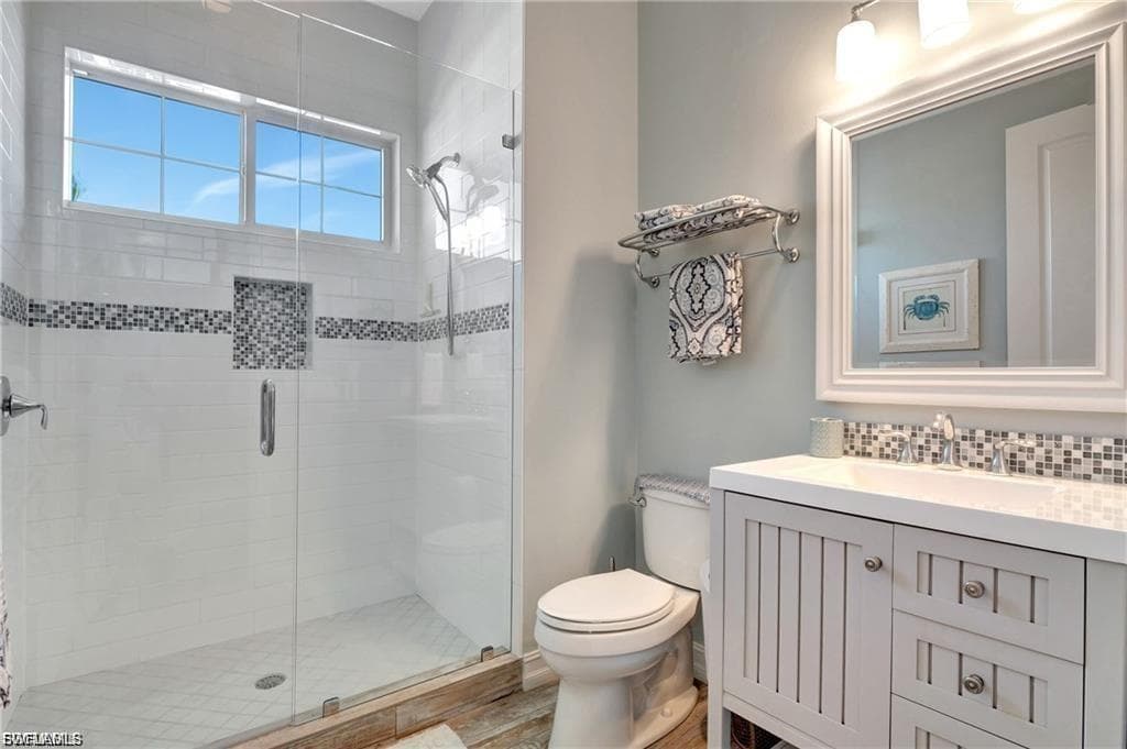 Guest Bathroom (Upstairs)