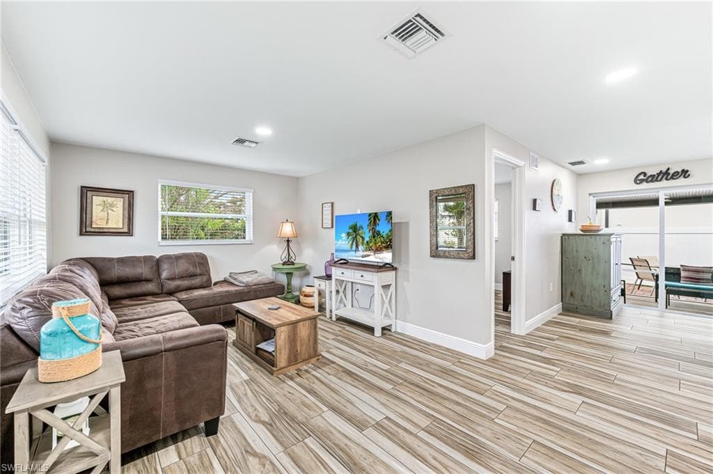 668 B Living room