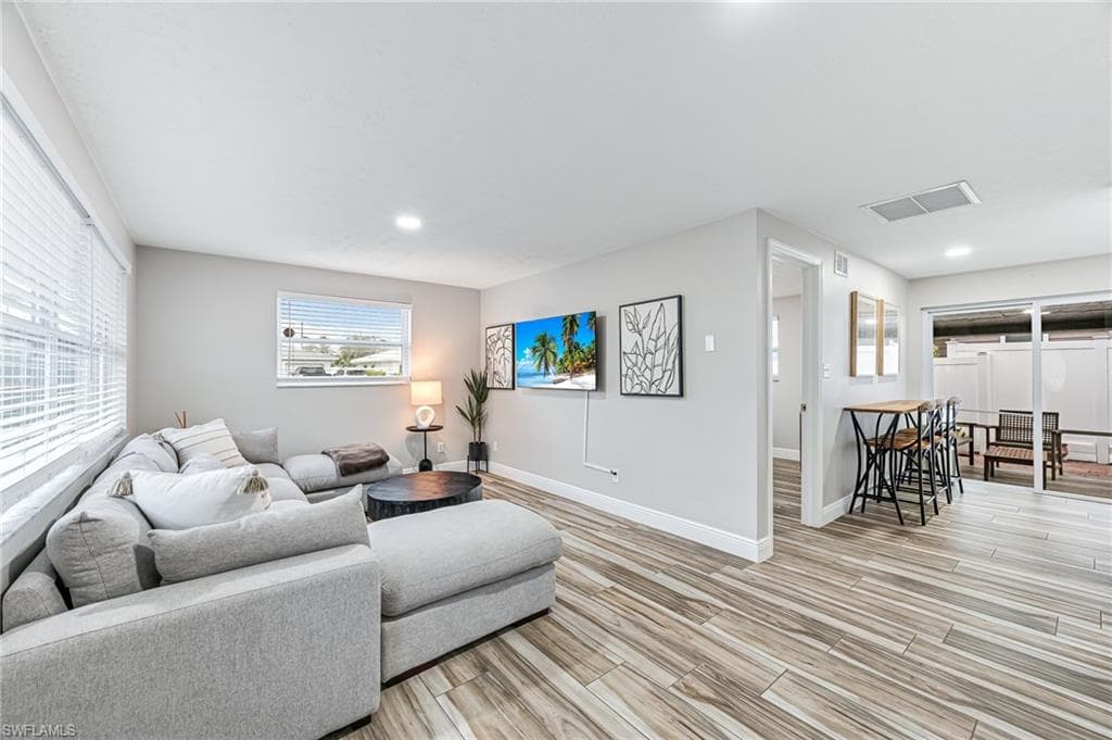 Living room 670 A
