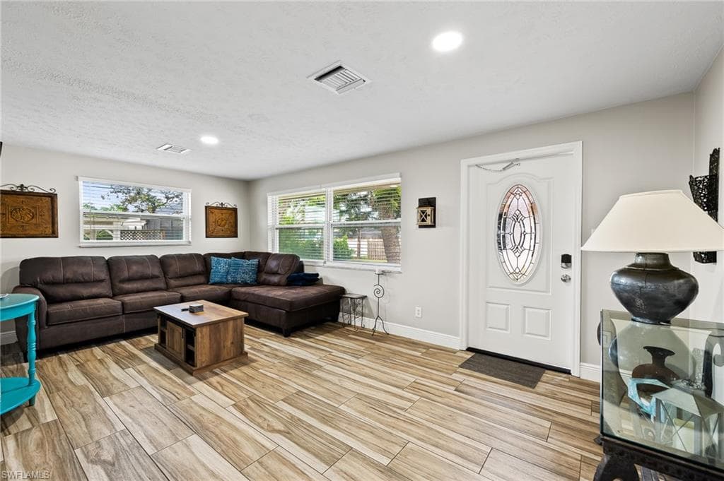 670 B Living room
