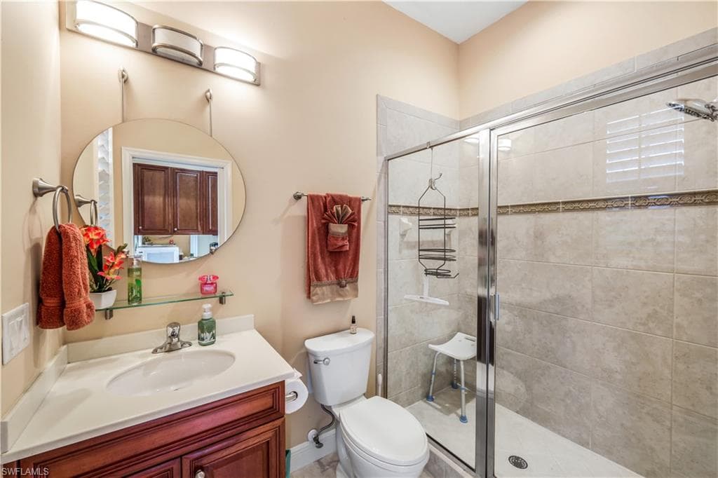 FULL BATHRM IN GST QTRS-LGE WALK IN SHOWER W/DECO TILE